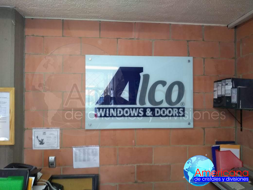 Avisos corporativos en vidrio 
